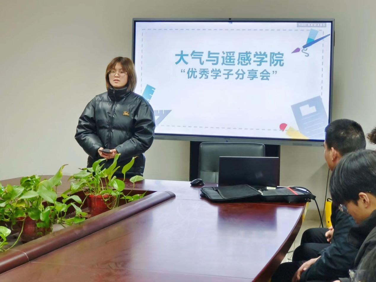 电脑前的人们描述已自动生成