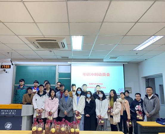 一群人站在室内合影中度可信度描述已自动生成