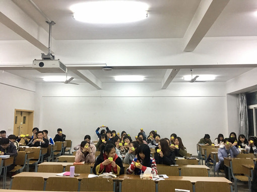 照片1 外语系开展“绿色植物领养活动”_副本.jpg 照片1 外语系开展“绿色植物领养活动”_副本.jpg