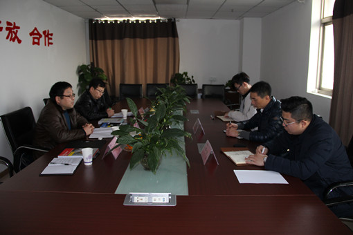 听取达内汇报_副本.jpg 听取达内汇报_副本.jpg