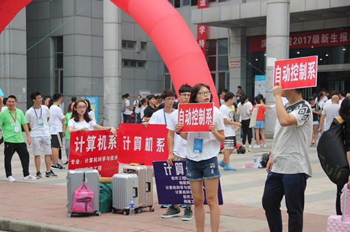 4主场接站翘首以盼 青梅_副本.jpg